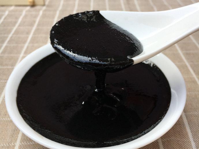 一碗热腾腾的黑芝麻糊,色泽浓郁,散发出天然香气 黑芝麻制品:芝麻糊