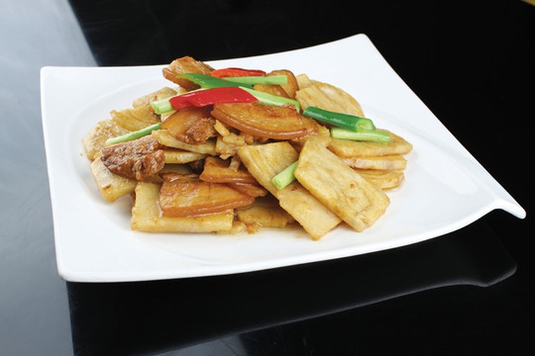 新鲜毛芋头与五花肉及炖肉常用香料组合摆放图 新鲜毛芋头与五花肉摆放在木质砧板上,背景有生姜、葱段、八角等香料散落,光线柔和自然