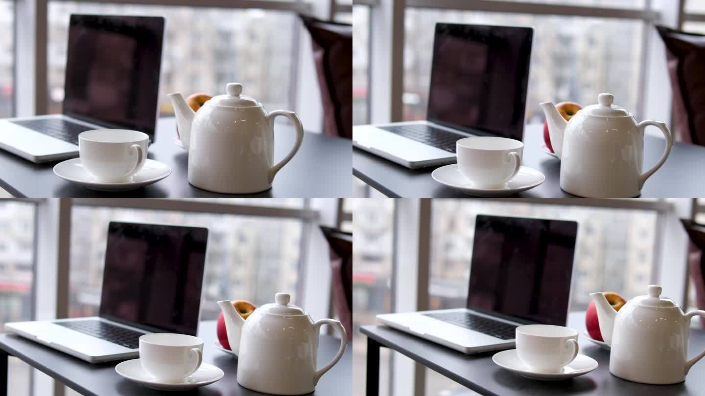 展示一位年轻人在办公桌前饮用野菊花茶,桌上放有电脑、书籍和绿植,营造健康生活方式的氛围 野菊花茶与健康生活方式的结合