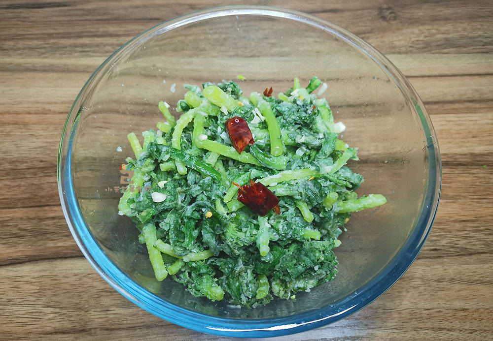 蒿子杆拌豆干的拌制过程