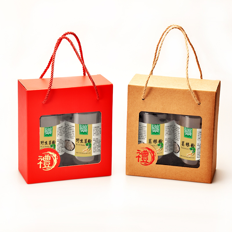 一组摆放在浅色木桌上、设计典雅的葛粉礼盒,盒子采用中式风格,印有‘野生粉葛’‘古法精制’字样,打开的礼盒内可见密封小袋装葛粉,旁边配有红色丝带和两片干制葛花装饰,整体呈现高端礼品氛围,适合节日送礼场景 包装精美的葛粉礼盒展示