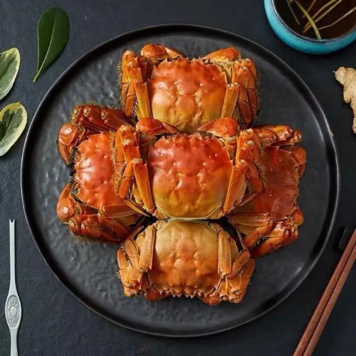 一家人围坐吃大闸蟹