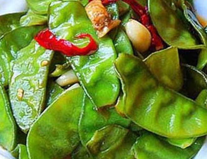 高清俯拍:左侧为切丝扁包菜(粗细均匀2mm,根部去硬芯),中间为冰镇沥油扁粉(根根分明、泛柔光),右侧为辅料组合(蒜末、小米辣圈、葱花、干辣椒段) 包菜炒扁粉食材准备特写