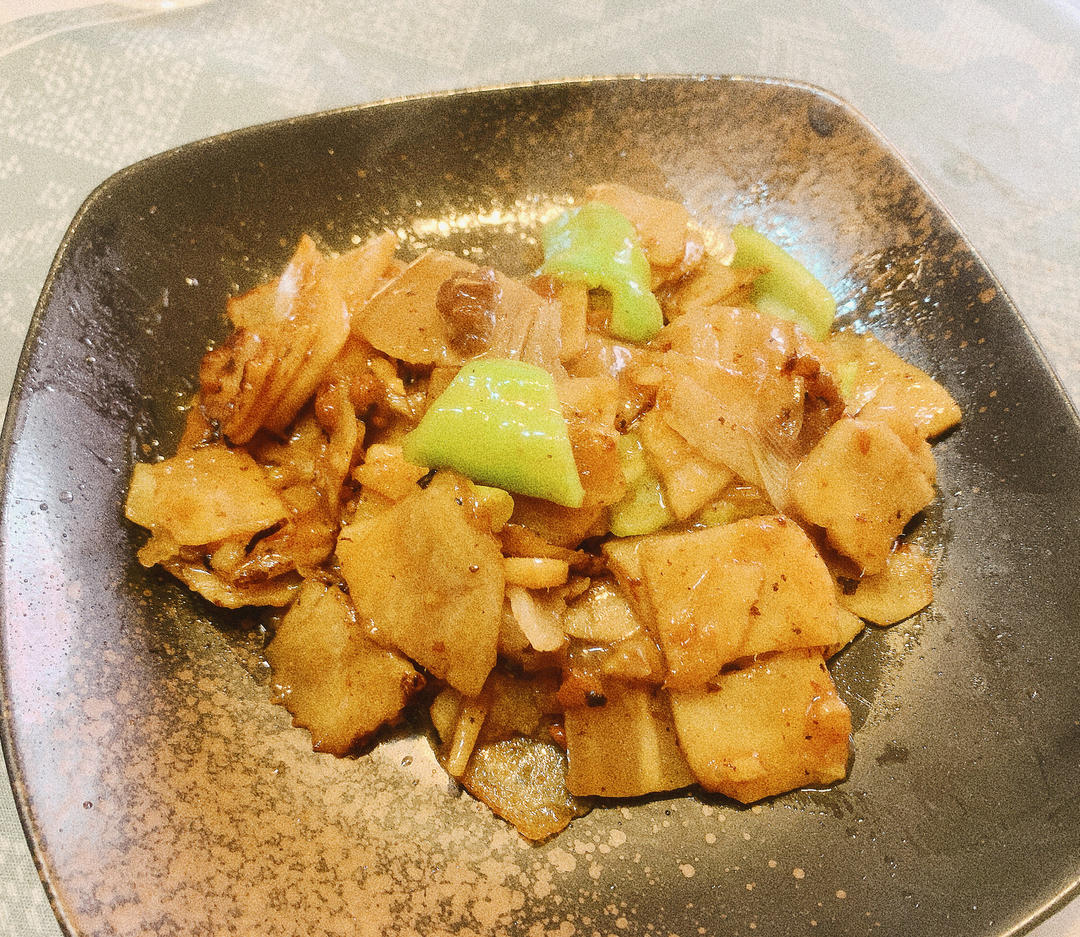 尖椒与土豆一起炒制的菜肴,颜色鲜艳,富有食欲 尖椒与土豆搭配炒制