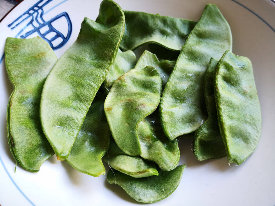 一张包含三格的拼图式图片:左上角为一锅正在炖煮的绿扁豆汤,蒸汽袅袅;右上角为一份色彩鲜艳的绿扁豆沙拉,配有黄瓜、番茄、红洋葱和橄榄油淋面;下方为一盘金黄色的绿扁豆煎饼,边缘微焦,摆放在白色瓷盘中,背景为厨房操作台 绿扁豆料理拼图