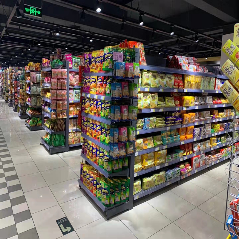 消费者在超市货架前选购鱿鱼零食