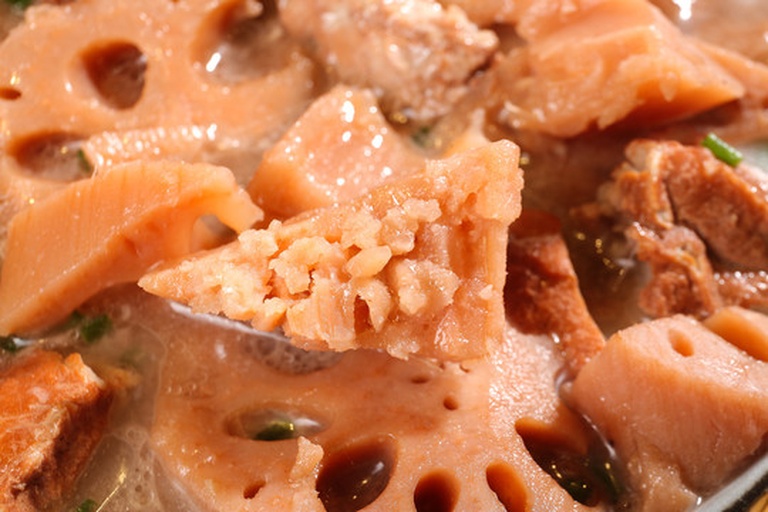 锅中鸭肉与莲藕正在慢炖,汤汁浓稠,散发出诱人的香气 莲藕炖鸭子炖煮过程