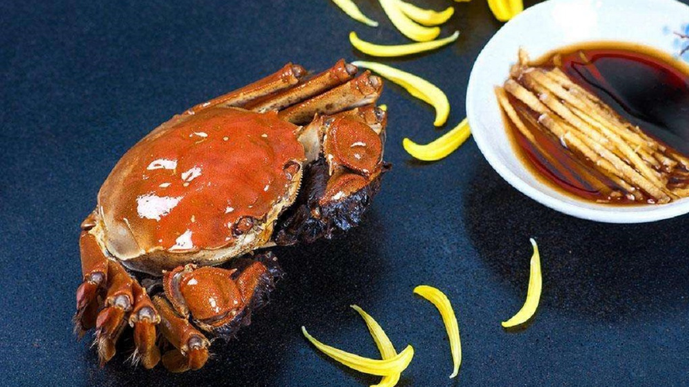 大闸蟹与姜醋搭配食用场景图