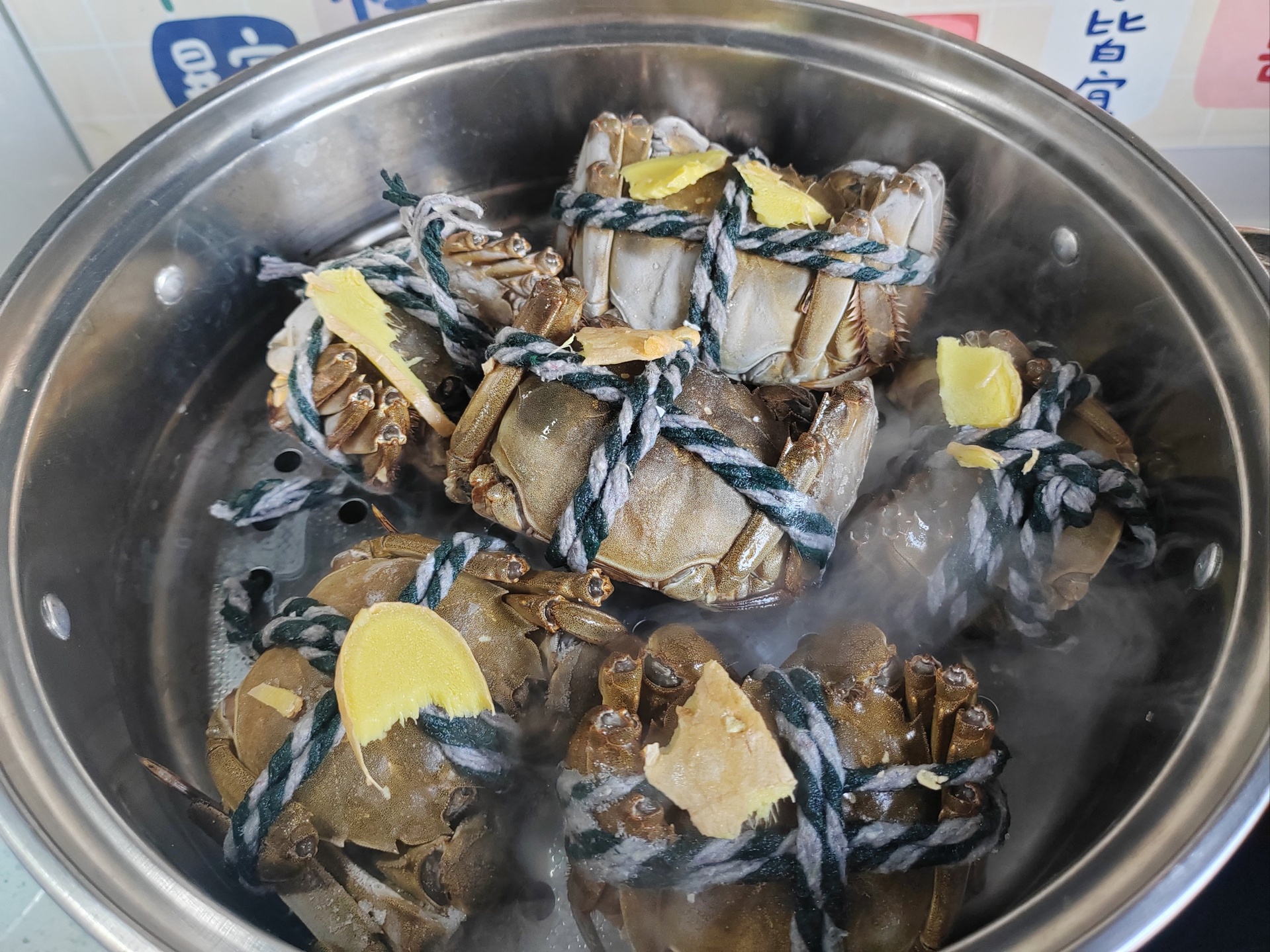 蒸锅中的大闸蟹特写