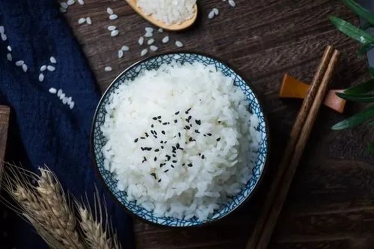 卤鸡腿搭配米饭和小菜的成品图