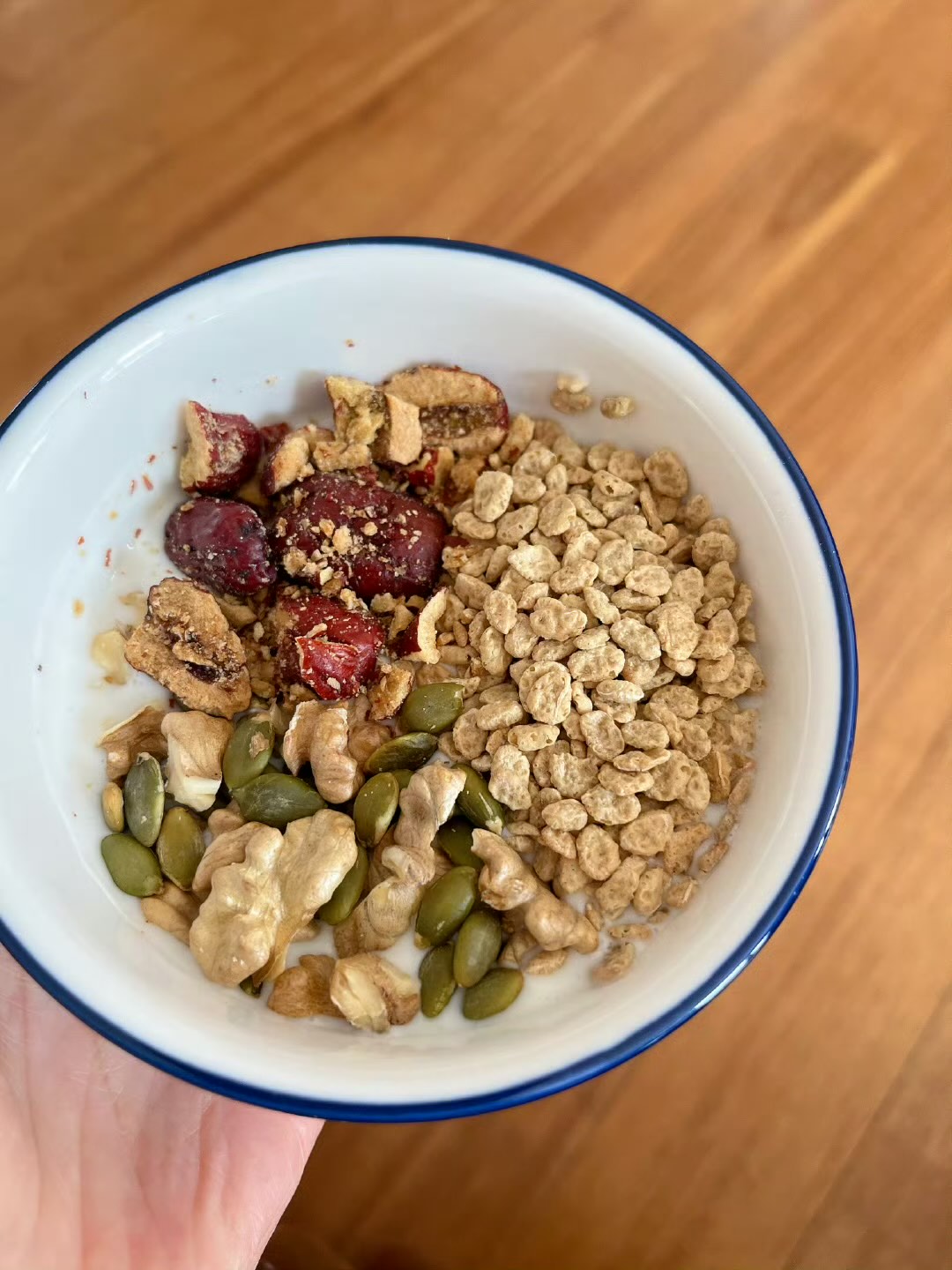 新鲜骏枣与燕麦、坚果搭配的健康早餐组合 新鲜骏枣与健康饮食搭配