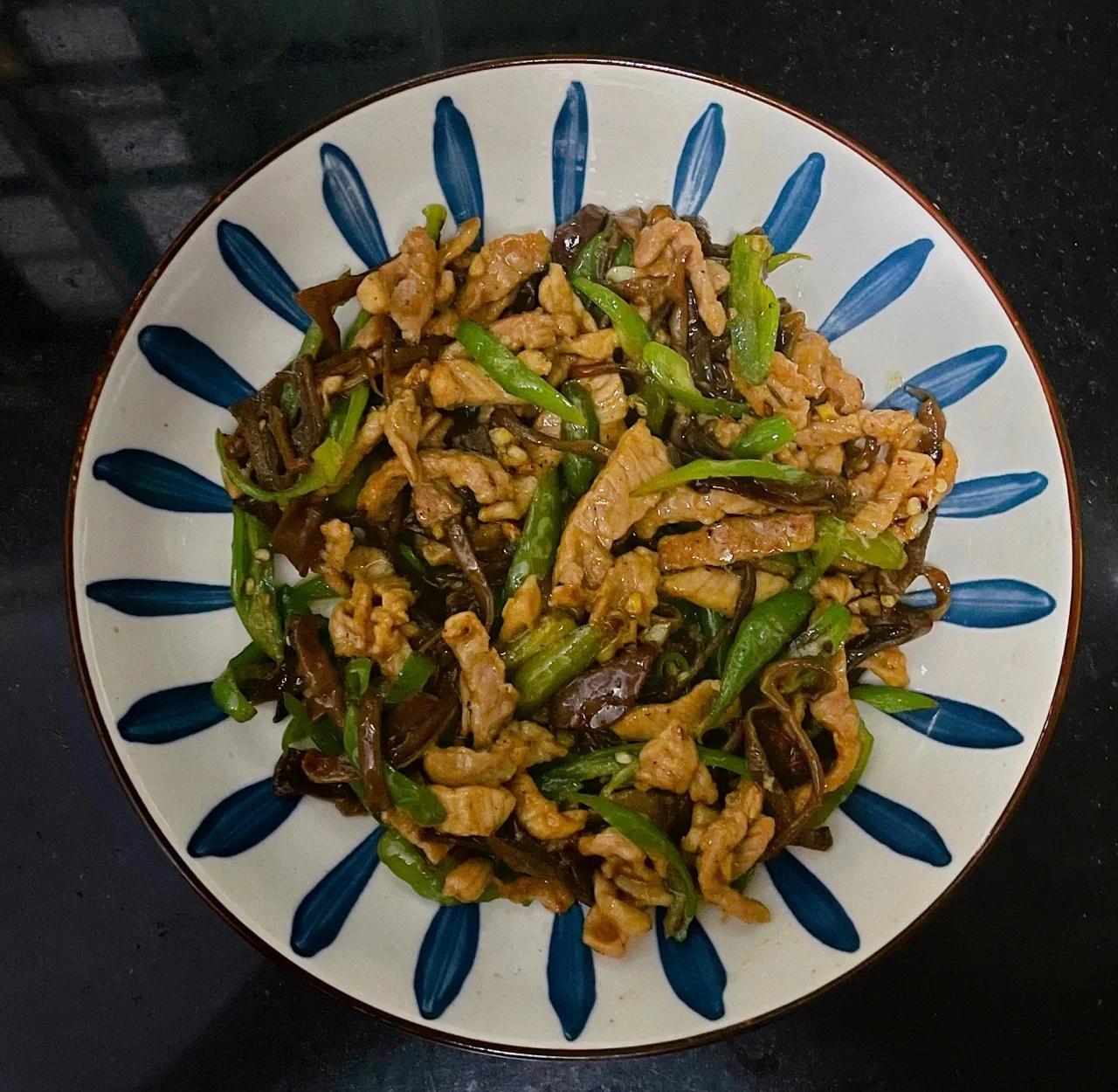 烹饪中的毛木耳菜肴