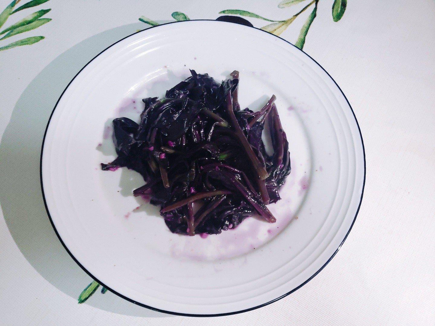 一张白色餐盘中摆放三种甘蓝料理:左侧为清炒青甘蓝,色泽翠绿;中间为紫甘蓝与胡萝卜丝拌菜;右侧为烤制抱子甘蓝,表面微焦,搭配柠檬片和迷迭香装饰,整体呈现健康饮食风格 甘蓝菜肴拼盘