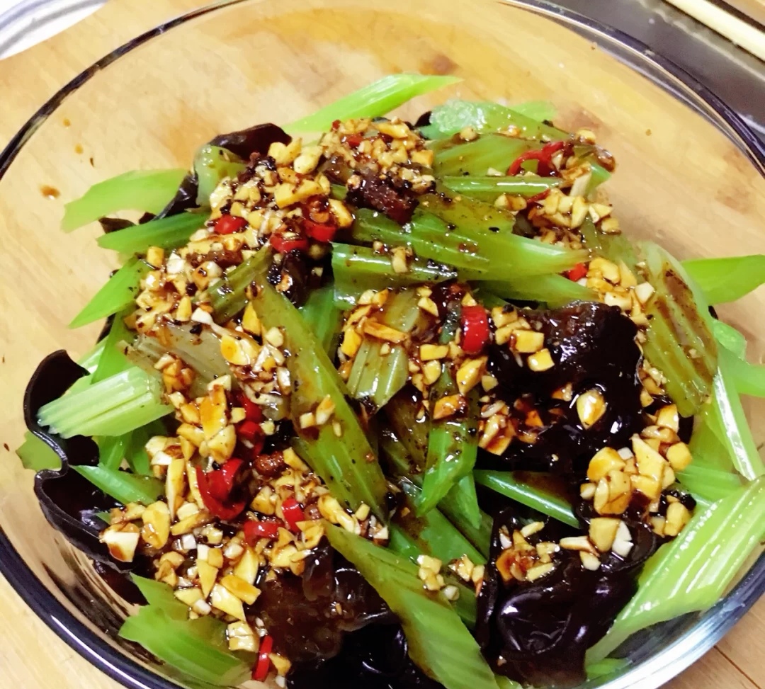 蒜蓉山芹拌木耳成品图