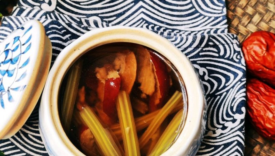 红枣用于泡水和炖汤的场景,展示其在日常饮食中的多样用途 红枣泡水与炖汤场景图