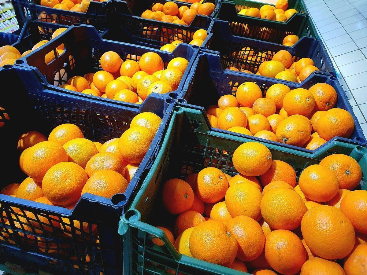 超市甜橙货架展示图