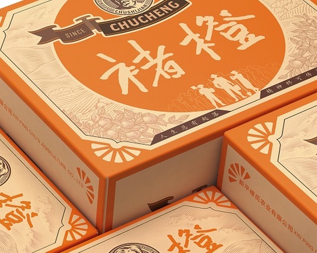 商业级产品陈列图:聚焦高端血橙饮终端陈列,突出包装设计专业性、认证标识可读性及消费场景代入感,体现品类品质信任感 冷藏展示柜中的血橙饮产品阵列:三款不同品牌深紫色玻璃瓶装饮品并列摆放,瓶身标签清晰可见‘100% Sicilian Blood Orange’、‘NFC’、‘No Added Sugar’等关键信息,背景虚化为现代轻食咖啡馆冷柜环境
