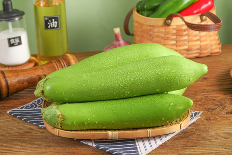 家庭厨房中的茄子蒂处理场景