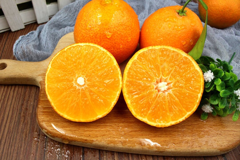 新鲜切开的甜橙特写