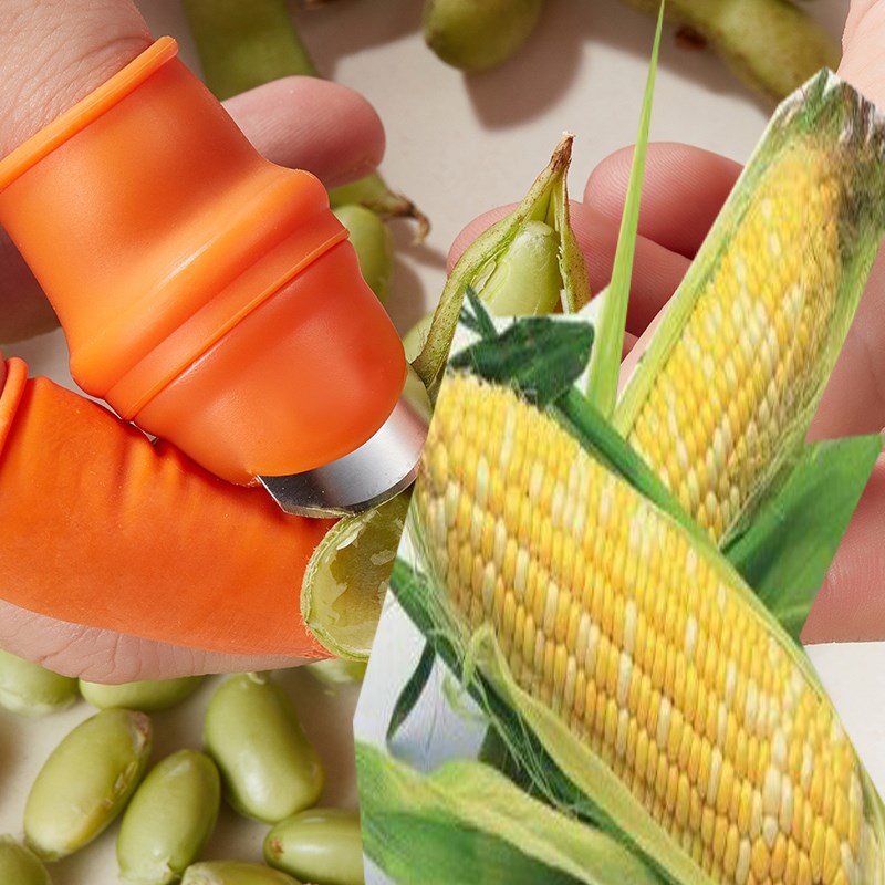 毛豆剥豆过程特写：一双布满皱纹但稳健的手正用拇指与食指快速掐住毛豆荚两端，顺势一挤，饱满青翠的豆粒弹入白色瓷碗中，背景为木质厨房台面与散落的绿色豆荚