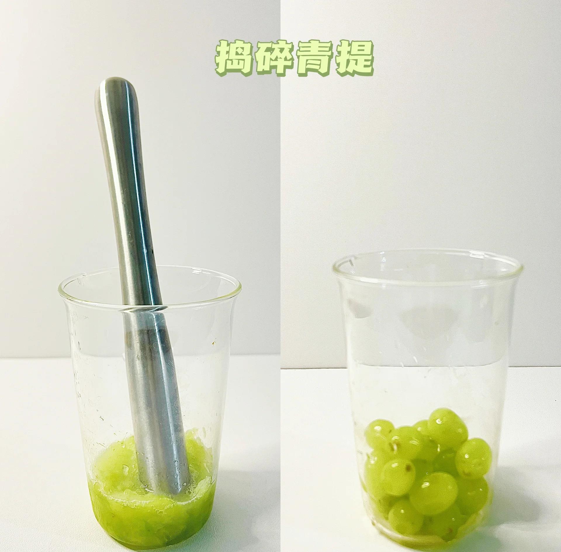 一位年轻女性正在用榨汁机制作青提苹果汁，操作台上放有去核切块的苹果和洗净的青提，玻璃杯中盛有清澈淡绿色果汁
