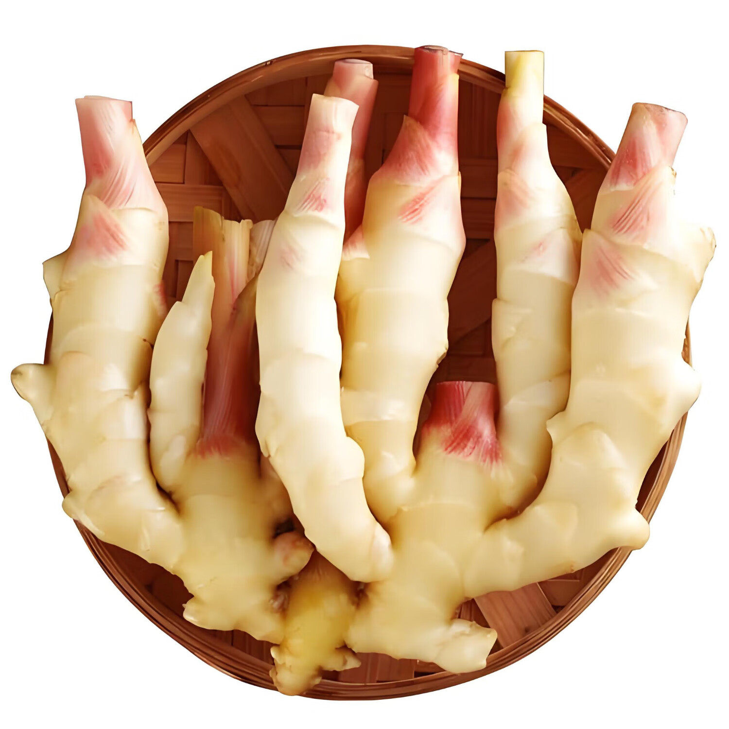 新鲜红芽姜整齐摆放在竹篮中,表皮带泥,芽头泛红;旁边是干燥的白毫银针茶叶,银白毫显露,两者并列展示,背景为木质案板与自然光线 红芽姜与白茶原料对比图