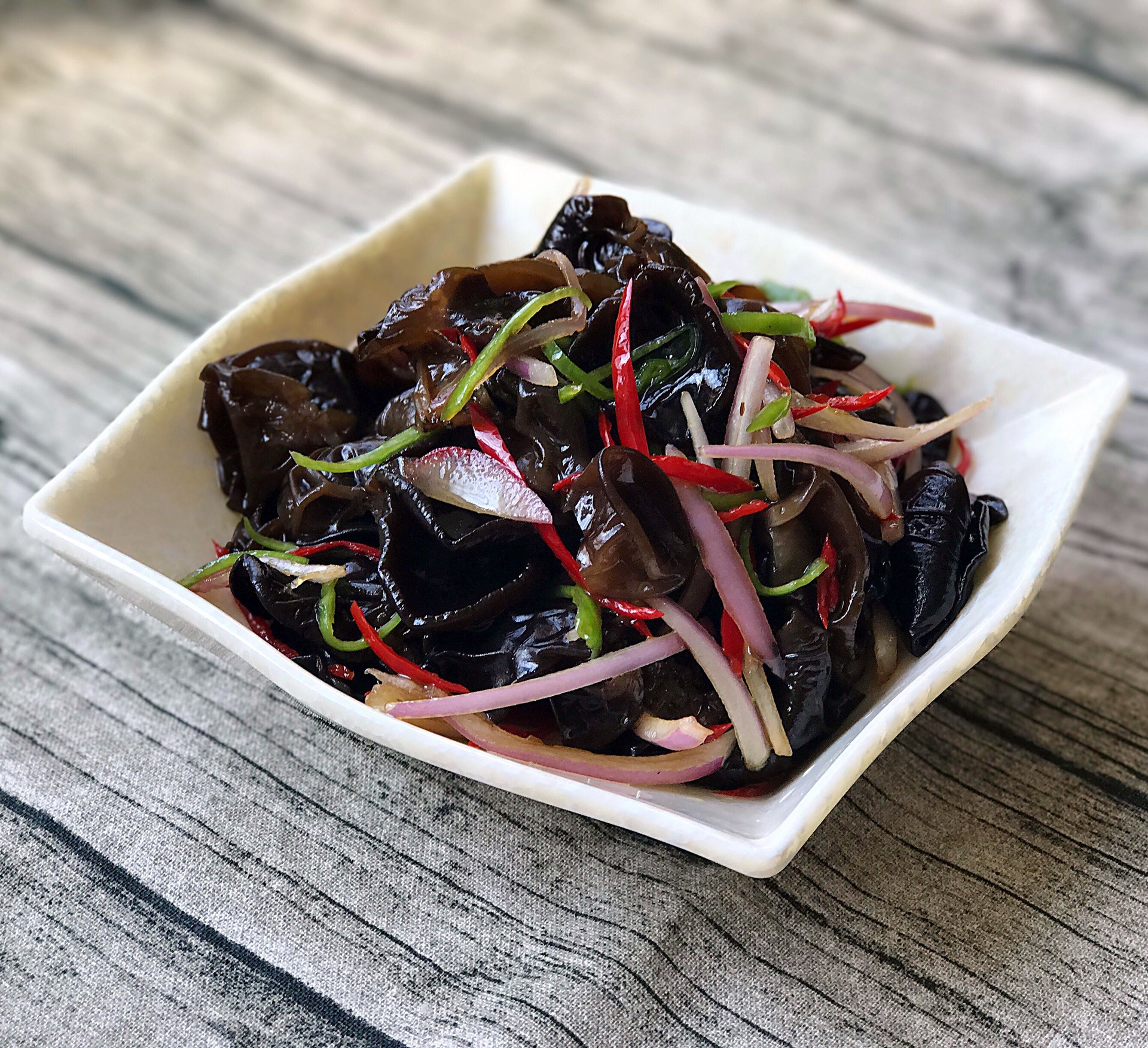 家庭餐桌上一碗晶莹剔透的凉拌秋木耳