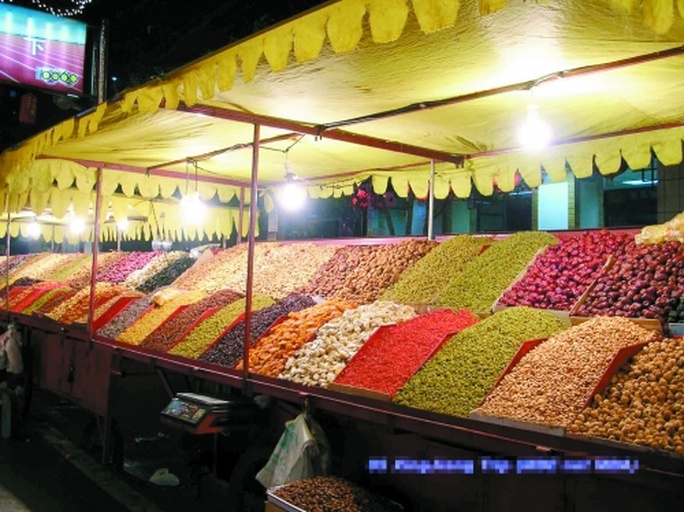 传统市场摊位上的胡椒商品展示