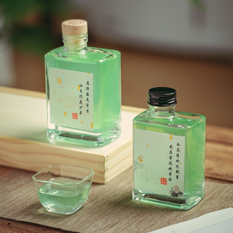 一组莲心茶的不同包装形式展示:包括透明密封罐装、纸袋独立小包装、玻璃瓶装等,背景为荷塘风光剪影,突出产品天然来源与现代包装结合的特点 莲心茶成品包装展示