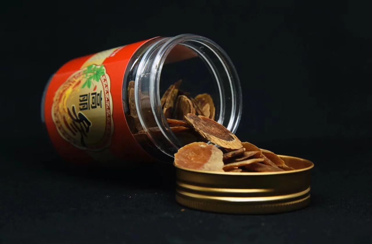 玻璃密封罐内装有人参切片,罐体标注‘冷冻保存·每日一片’,背景为厨房台面,左侧有电子秤和研磨器,整体呈现现代健康生活风格 人参切片冷冻保存示意图