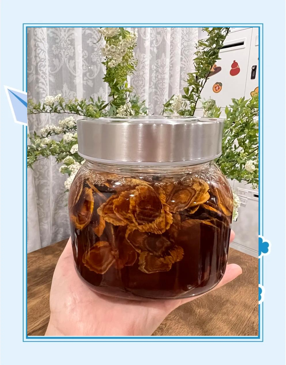 厨房操作台上放置一个玻璃锅,锅中有深色药液正在加热,旁边放有纱布过滤器、量杯、侧柏叶干品和空瓶;一位女性正在将药液倒入棕色玻璃瓶中,标签写着‘侧柏叶洗发液’,背景整洁温馨 家庭自制侧柏叶洗发液的操作场景