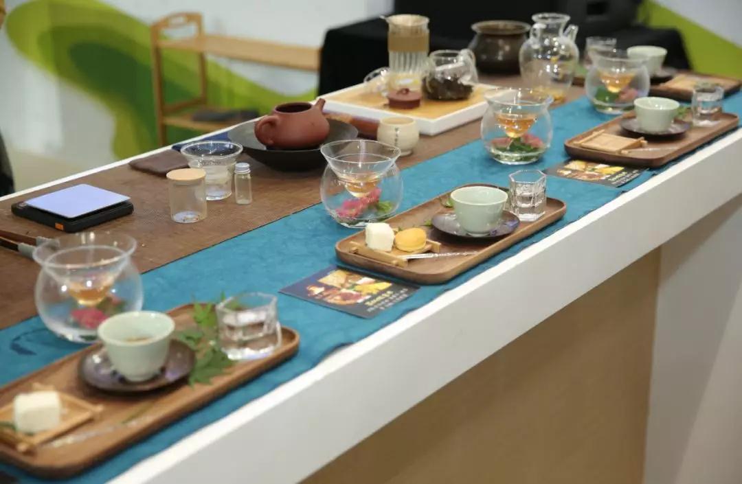 金丝皇菊百合茶饮成品展示图