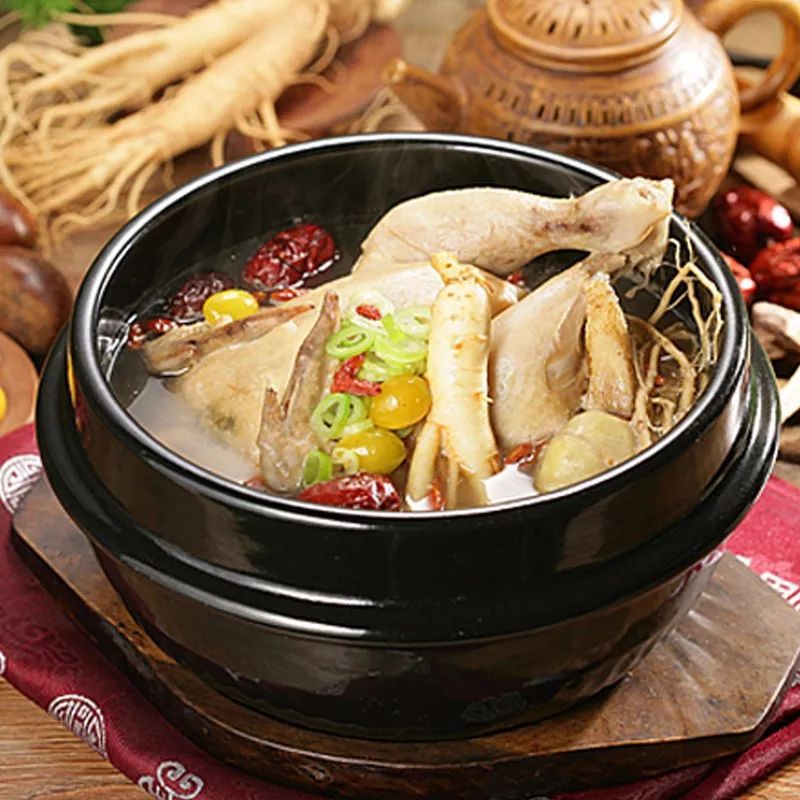高丽参与鸡肉炖煮的养生汤品,展现其日常食用方式 高丽参炖汤场景图