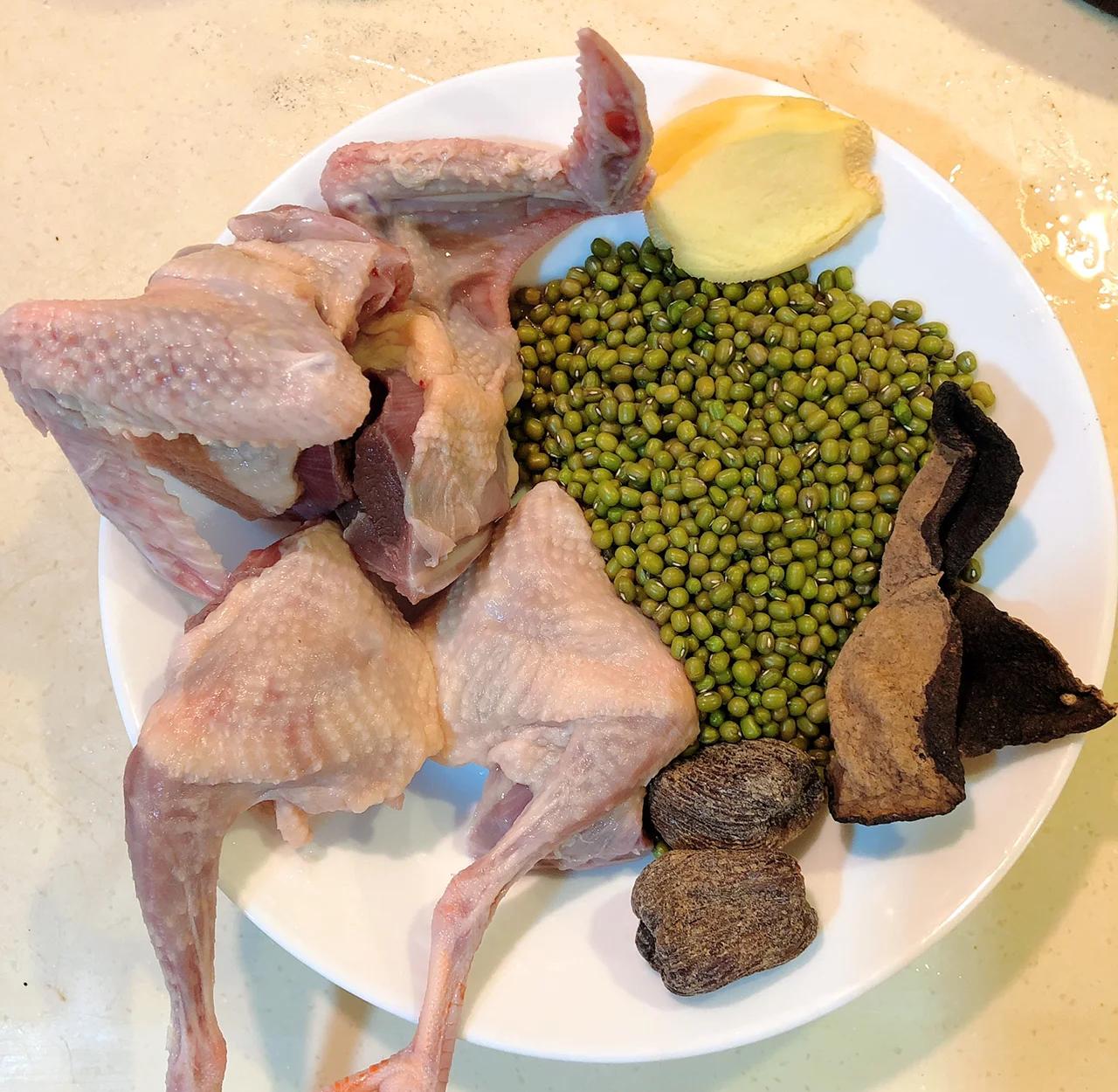 鸽子炖黑豆制作过程图