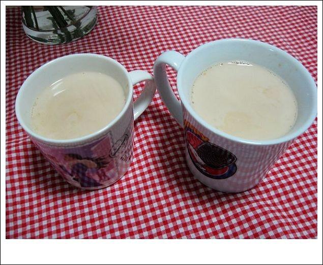 奶油草莓饮品与甜点组合