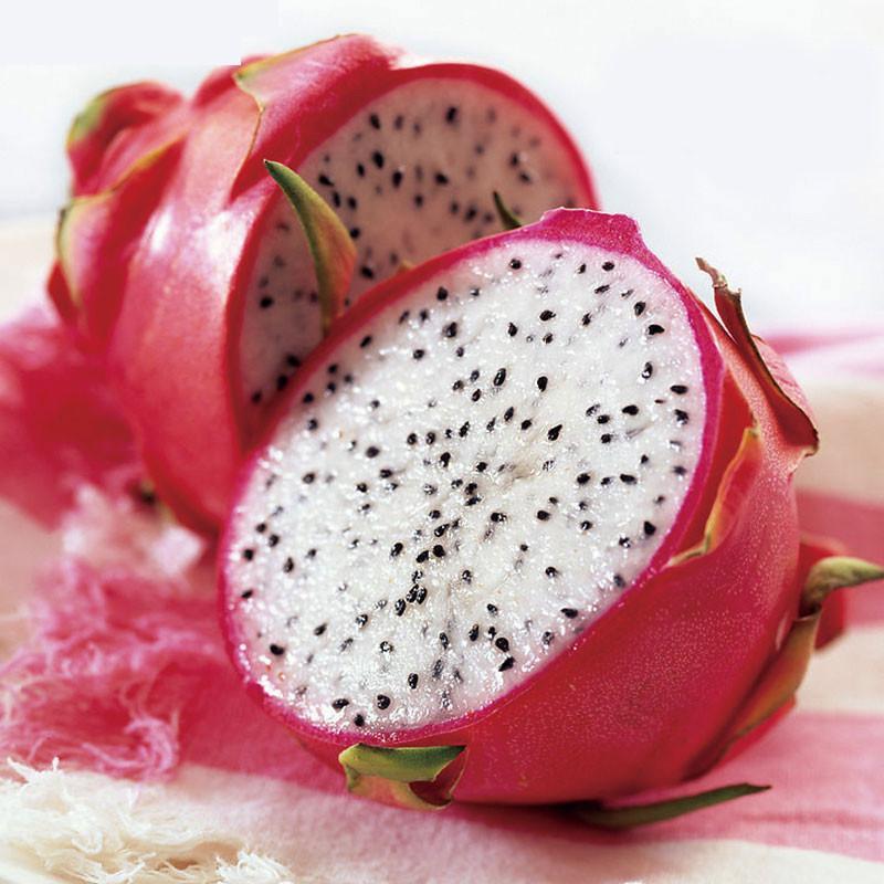 火龙果切开后的果肉和果皮