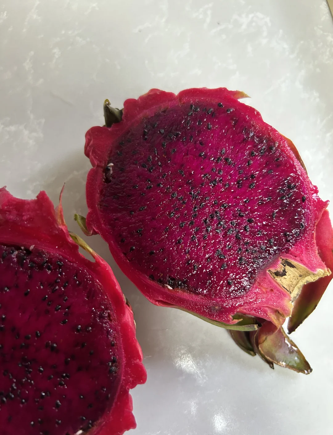 蜜宝火龙果与普通红心火龙果对比图