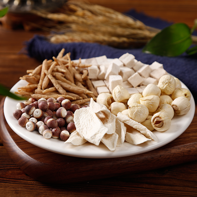 厨房中正在处理莲子的场景