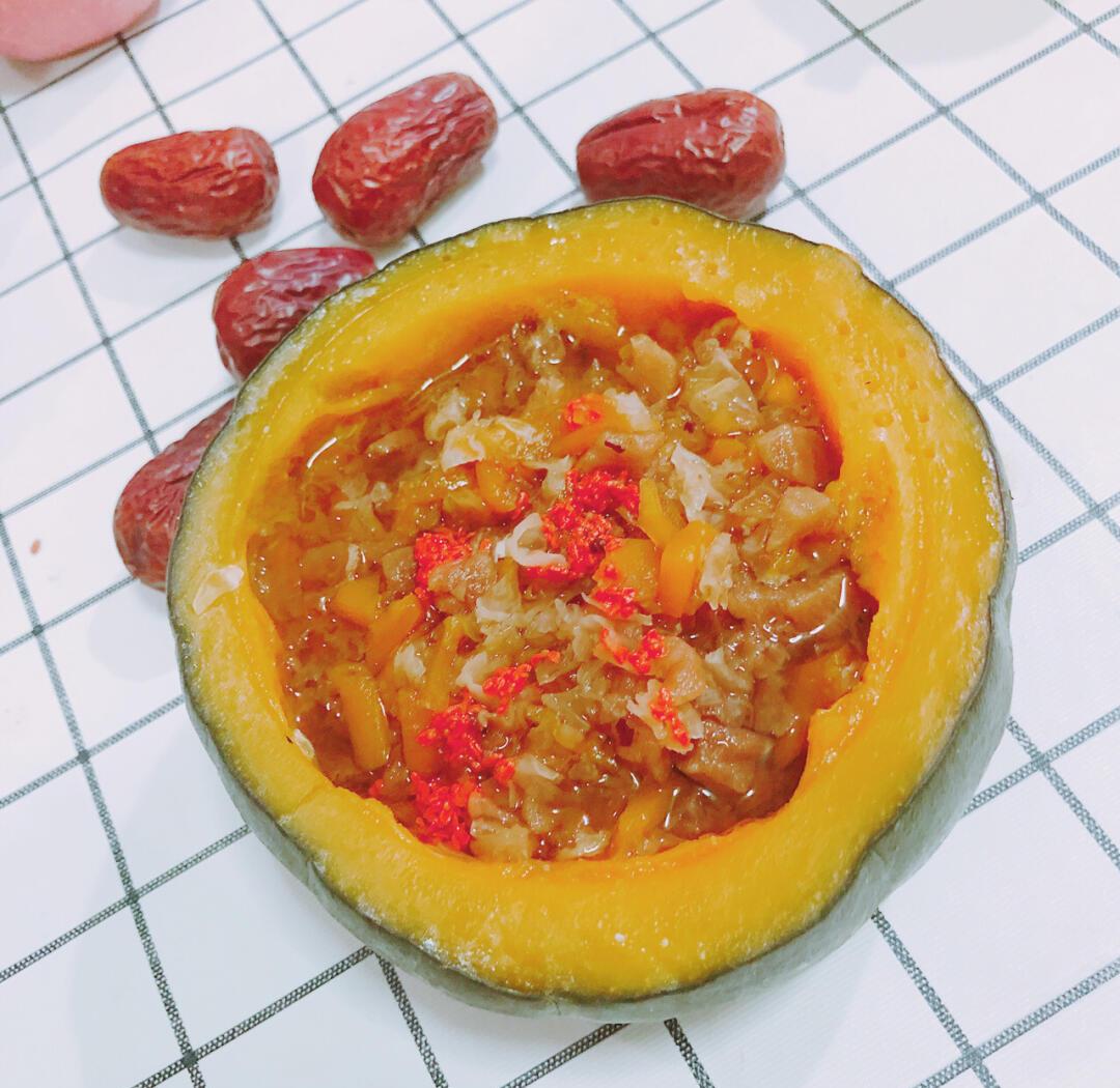 贝贝南瓜盅特写,突出南瓜皮纹理、泥状质地、核桃碎光泽与酸奶环流线,体现健康温暖氛围 奶香核桃贝贝南瓜盅成品图:墨绿色南瓜盅盛装金黄色细腻南瓜泥,表面点缀琥珀色烤核桃碎与雪白酸奶环,背景为原木砧板与粗陶盘,自然光拍摄