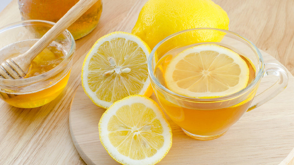 一张信息图展示柠檬维它茶的主要营养成分,包括维生素C、茶多酚、柠檬酸和蜂蜜中的天然糖分,背景为柠檬切片与茶杯元素,设计风格简约现代 柠檬维它茶营养成分示意