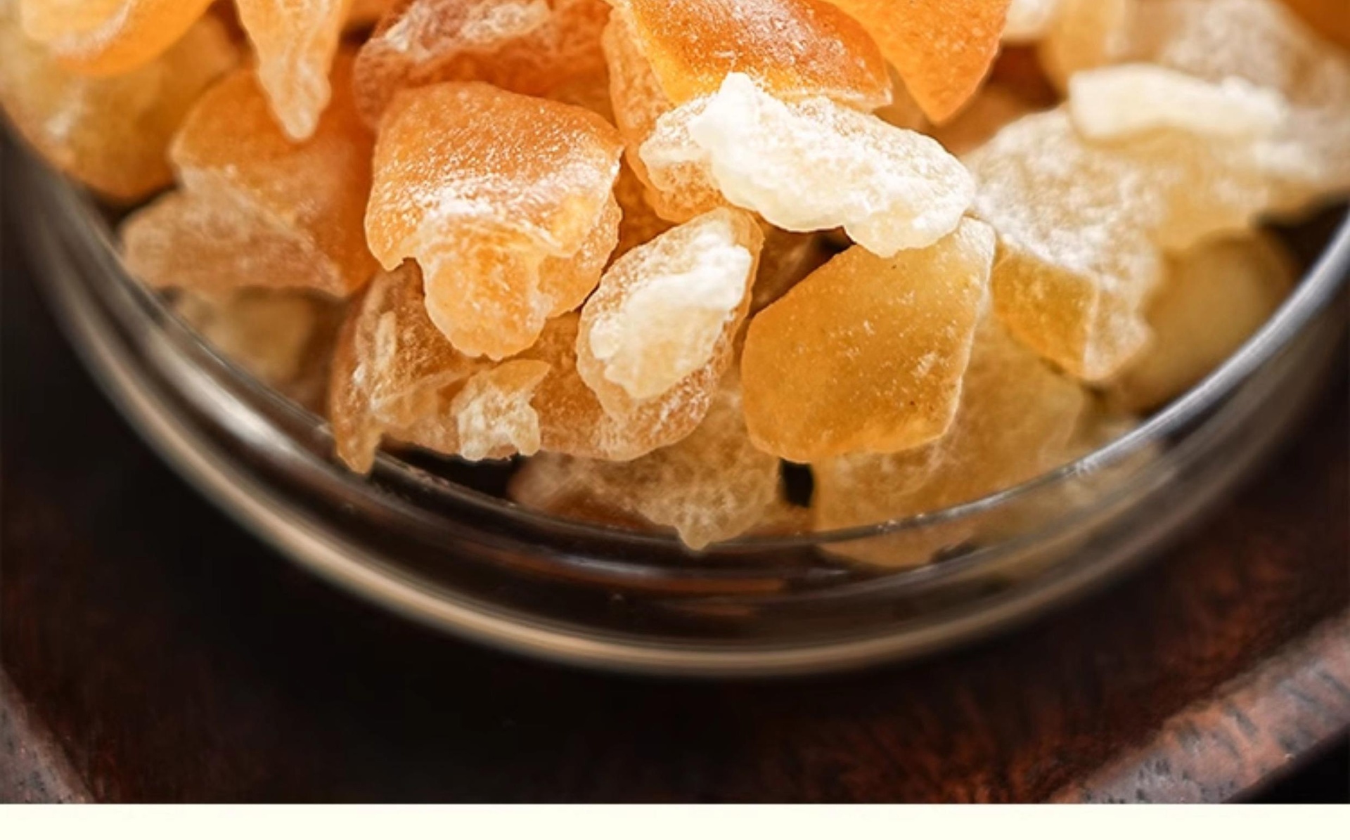 传统陶罐慢熬姜母红糖水特写,突出金黄油珠、温润蒸汽与古法工艺感,强调农产品深加工的健康转化过程 姜母传统加工场景:陶罐中慢火熬煮姜母红糖水,表面浮现金黄色油珠,蒸汽升腾,罐沿凝结水珠,体现“文火久煎出真味”的工艺特征