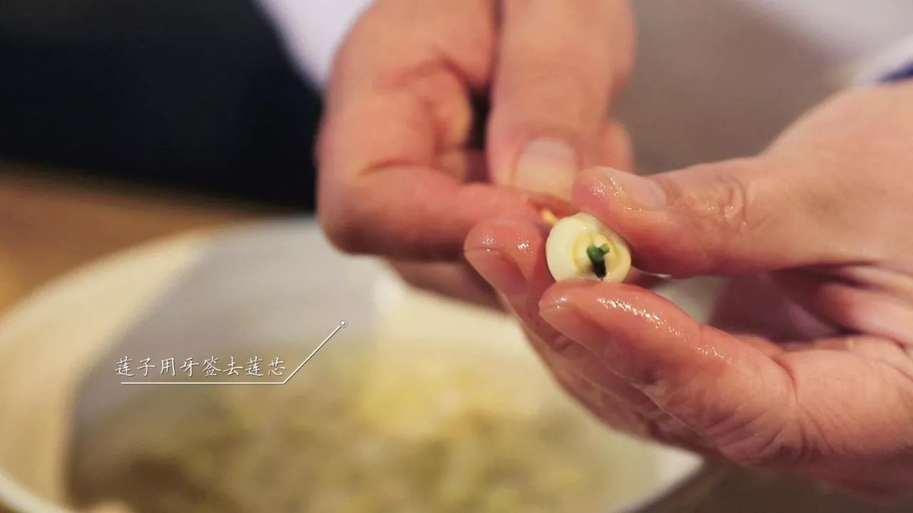 展示莲子去心工具的使用方式及操作步骤 莲子去心工具示意图