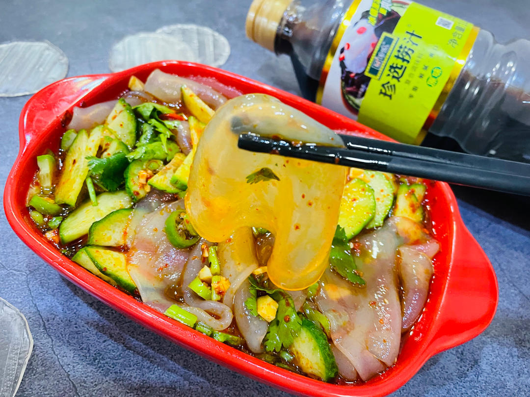 冬瓜皮凉拌成品图,展示其作为凉菜的色泽与搭配 冬瓜皮凉拌成品图