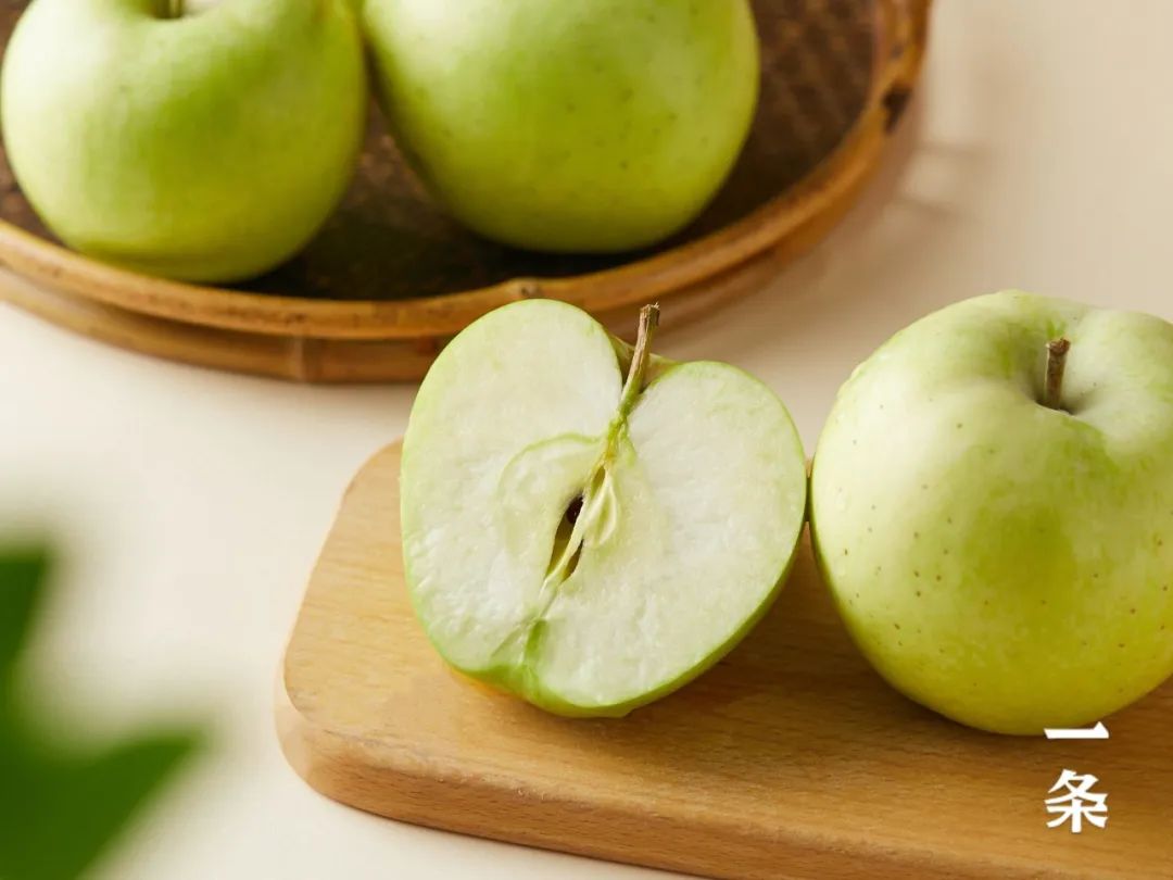 实验室工作人员正在进行苹果成分检测