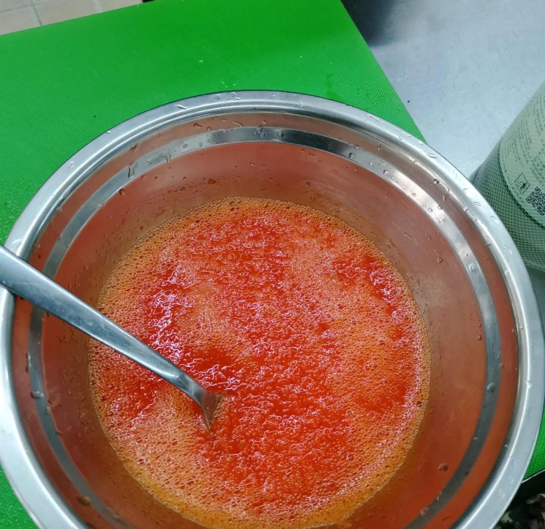 厨房中烹饪普罗旺斯西红柿酱的过程