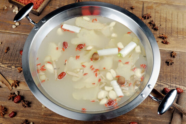 粉葛煲乳鸽成品汤品特写