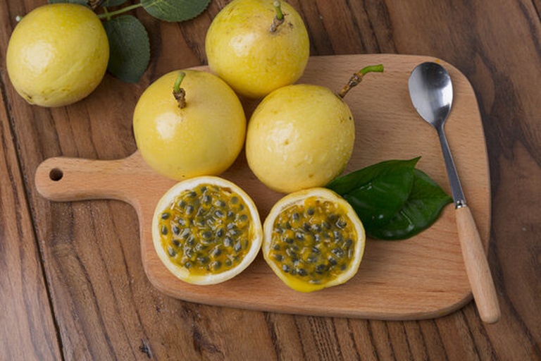 使用细网筛过滤百香果果肉的过程