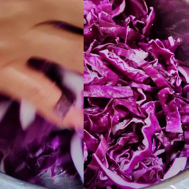 新鲜紫甘蓝与猪肉摆放在案板上,准备切片 紫甘蓝与猪肉食材展示