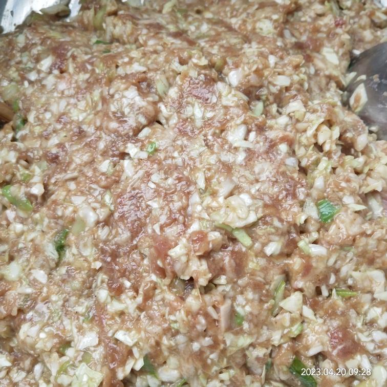 大葱芹菜猪肉馅拌制过程特写