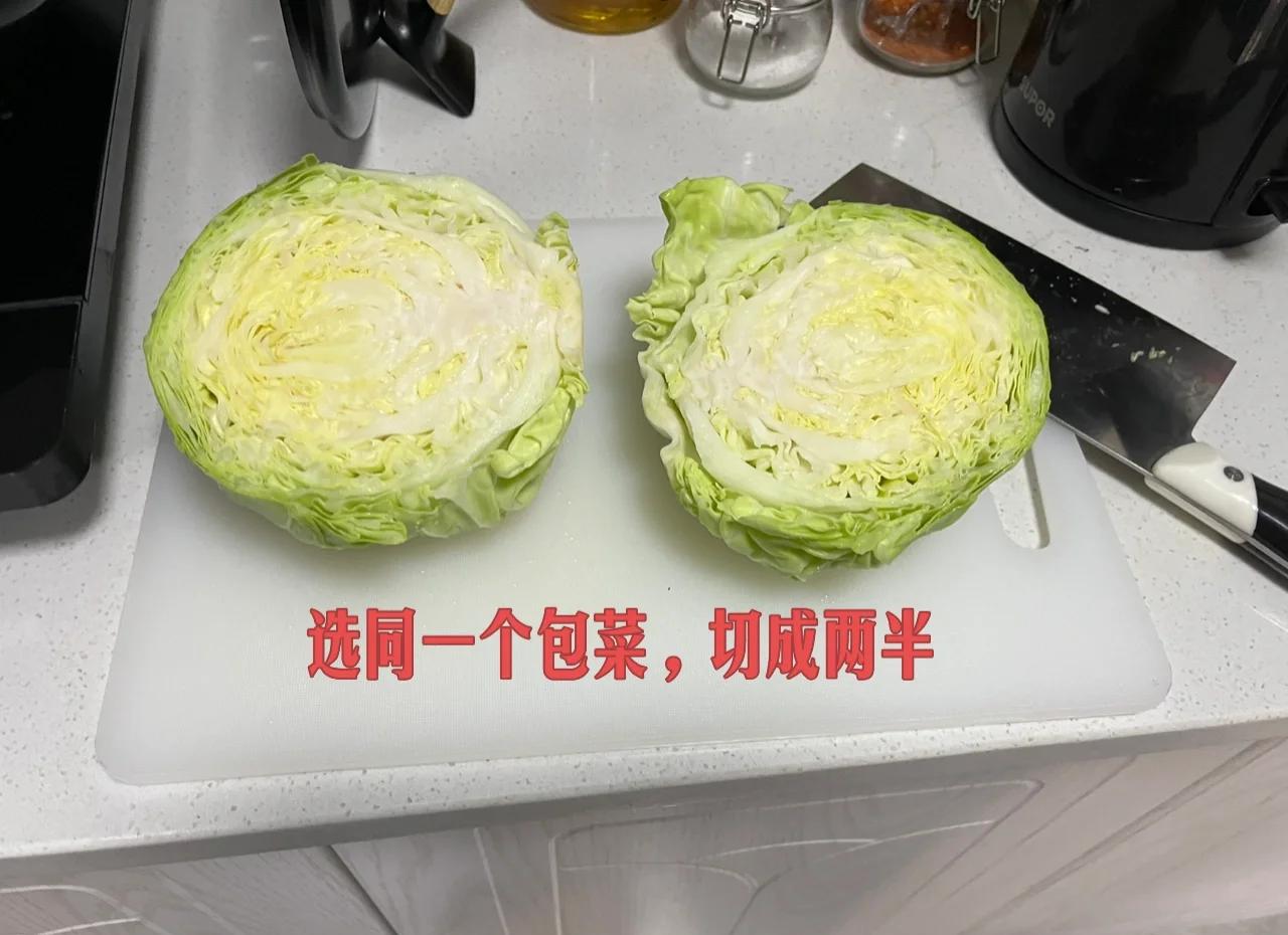 一名厨师正在厨房操作台上用刀具将一颗完整的绿色圆包菜对半切开,随后进一步分为四瓣,去除中间较硬的菜梗部分;旁边摆放着干净的砧板和不锈钢盆,背景为现代厨房环境 圆包菜切分与去芯过程